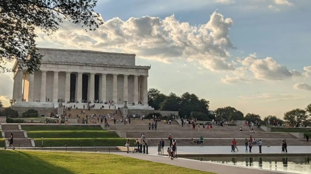 Walking the National Mall: Distances, Routes, and Survival Tips