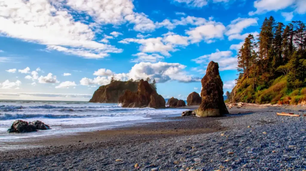 How does the local climate affect evening visits to Ruby Beach?