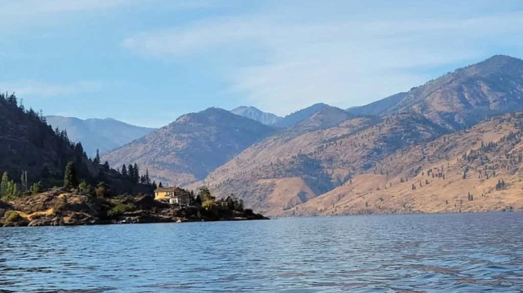 How Is the Lake Chelan Region Navigated and Scheduled throughout the Year?