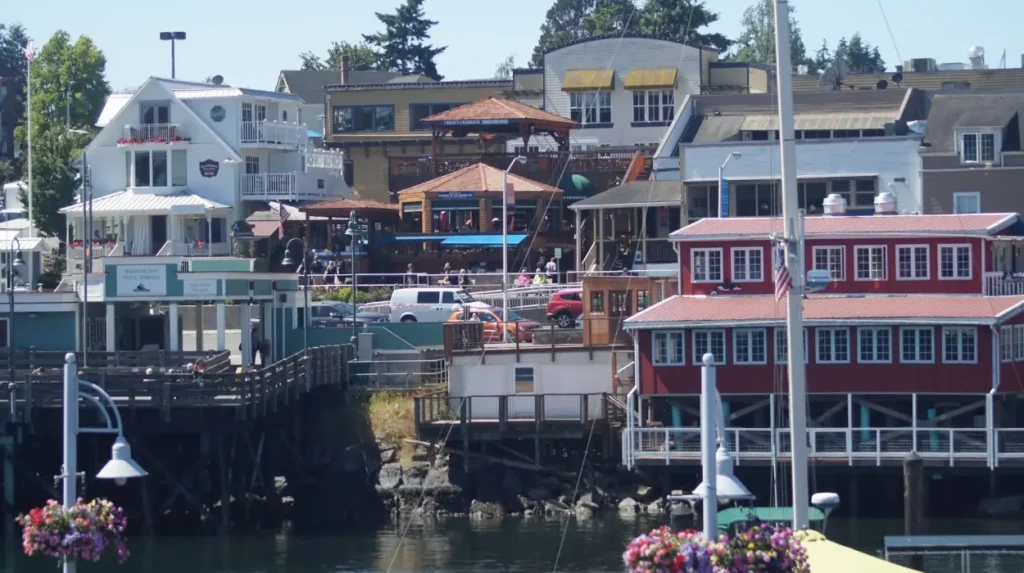 What accommodations are available in and near Friday Harbor?