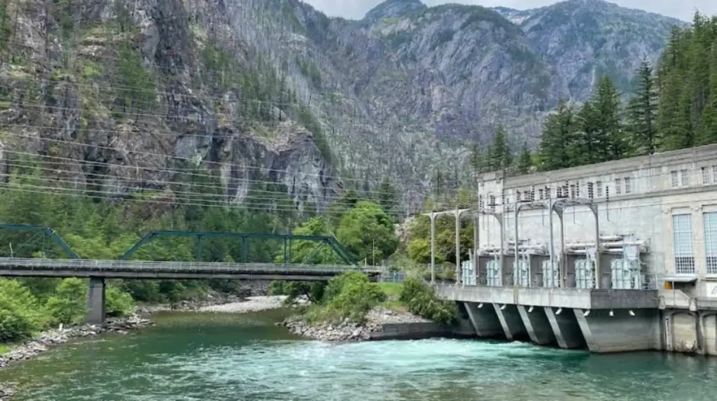 What lodging options exist near Ross Lake National Recreation Area?