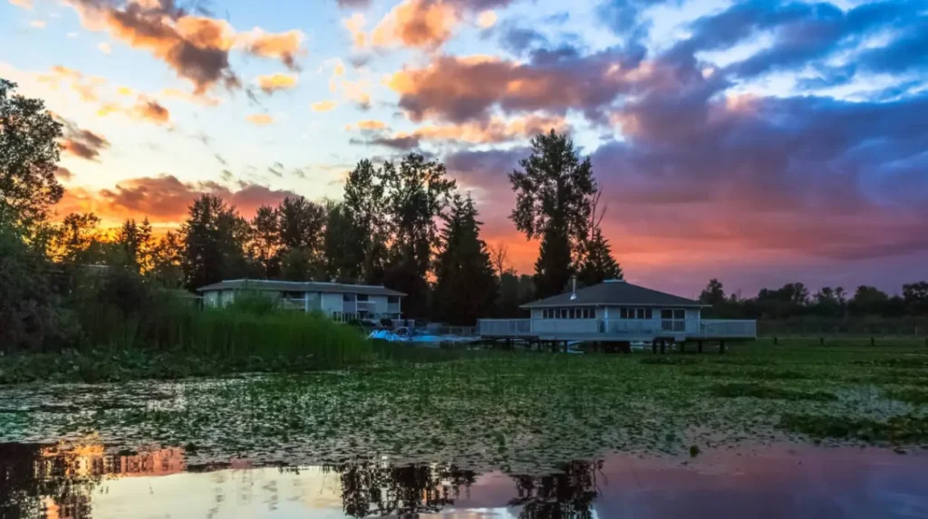 What makes Washington mountain lakes ideal for photography?
