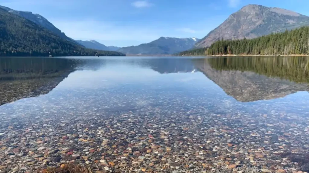 How far is Lake Wenatchee from Leavenworth?