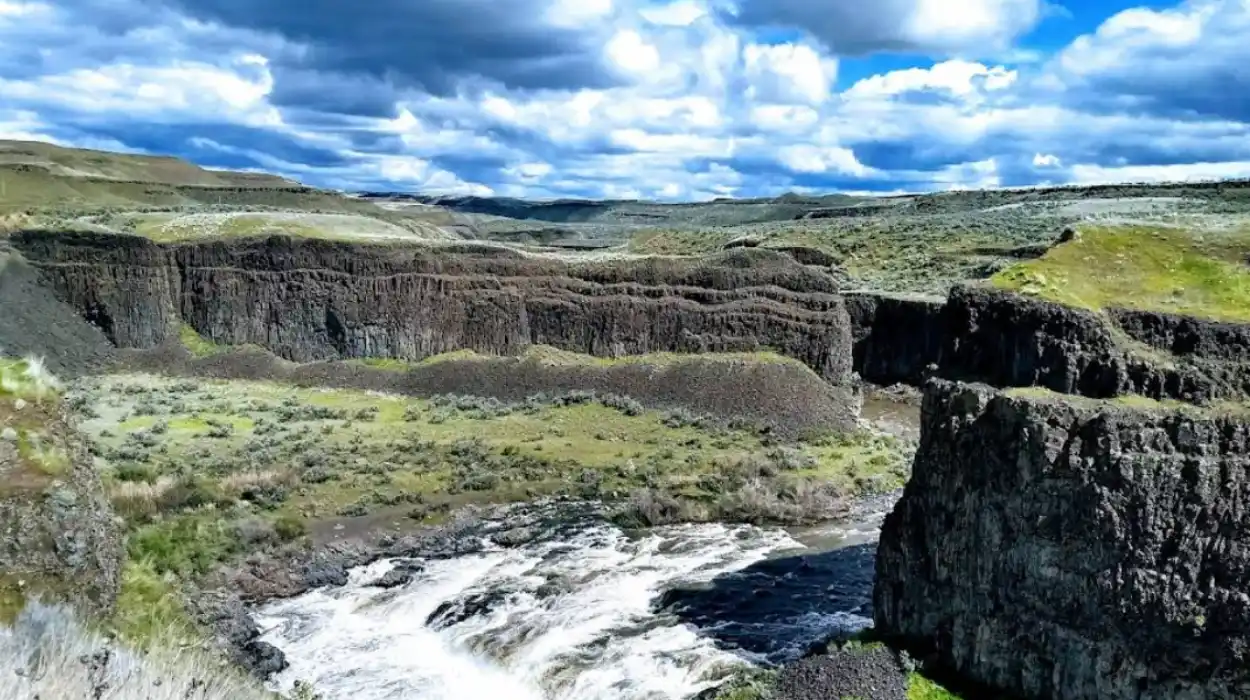 Palouse Falls State Park Guide: Washington’s Hidden Waterfall Gem and Travel Tips