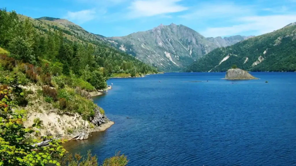 What makes a Washington lake good for summer trips?